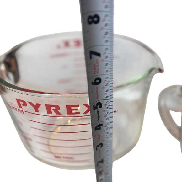 VINTAGE Pyrex 2 Liter Measuring Cup Glass Red Markings Clear Handle COTTAGECORE - Picture 2 of 2